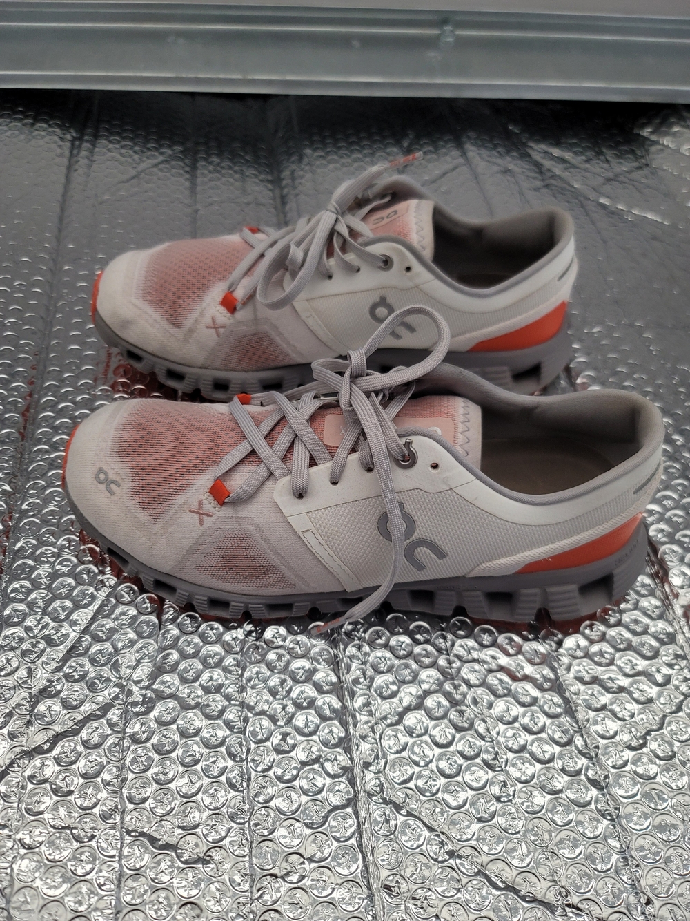 On Running Cloud Women's Running Shoes in Light Gray and Coral - Picture 3 of 8